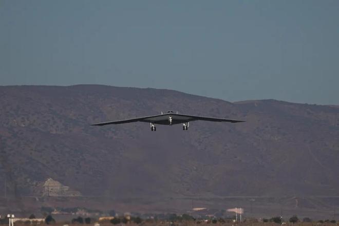 美国空军第二架B-21隐身轰炸机完成首飞没有安装空速管和拖曳
